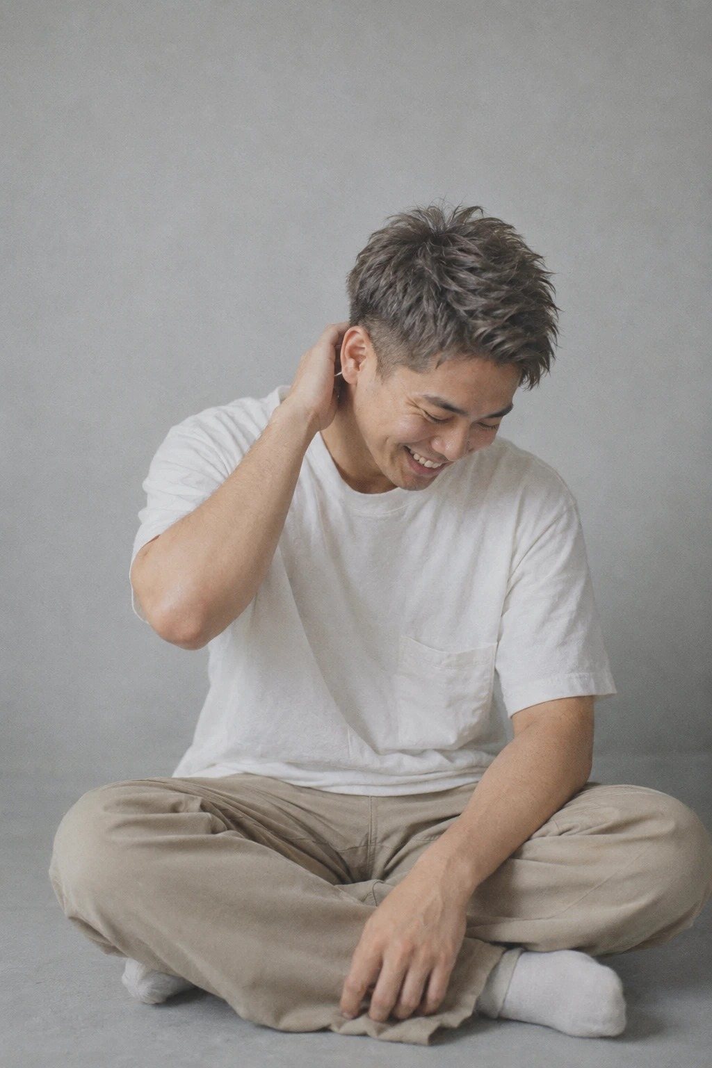 アッシュグレーの短髪