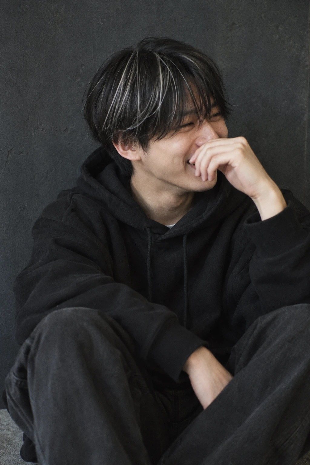 黒髪マッシュにシルバーの細い筋